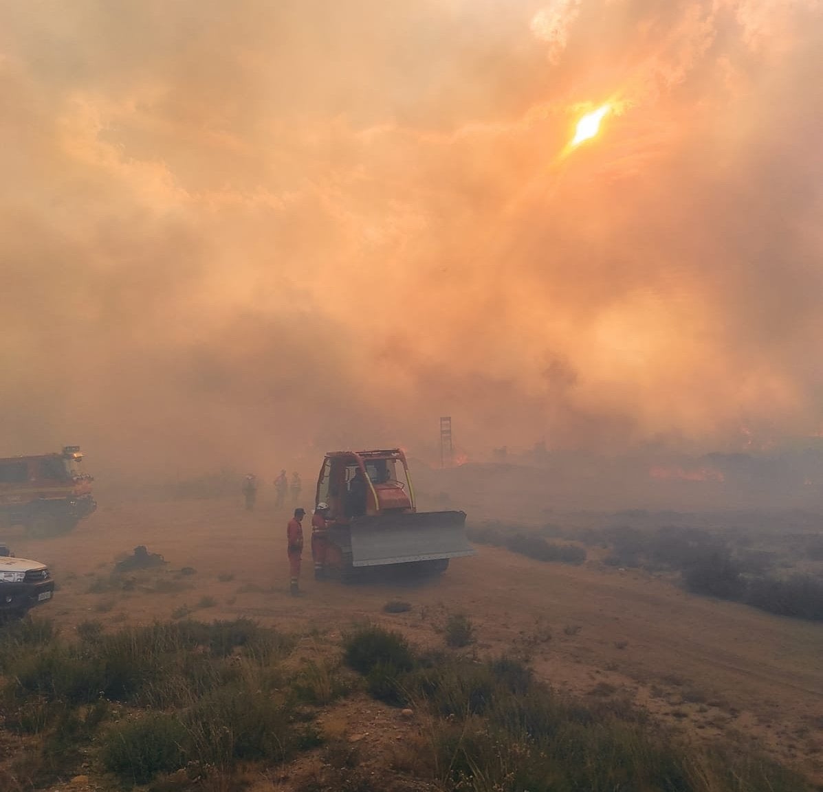 Las bajas temperaturas y la alta humedad propician una «noche de relativa calma» en el incendio del campo de tiro del Teleno. El fuego se mantiene activo en las zonas este y oeste en el noveno día del fuego. 