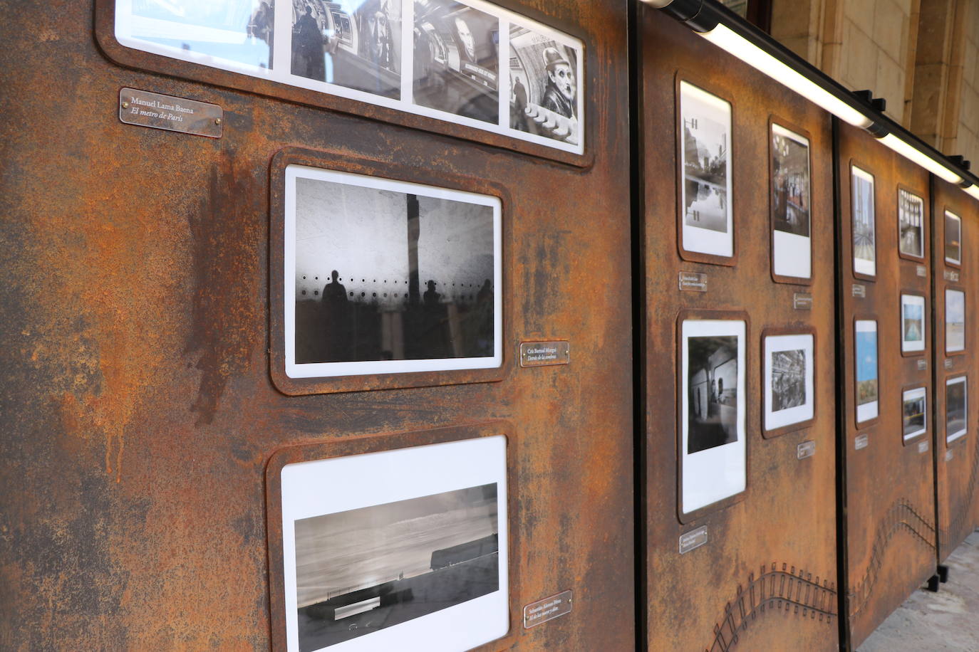 La exposición de las 77 obras finalistas del concurso 'Caminos de Hierro'.