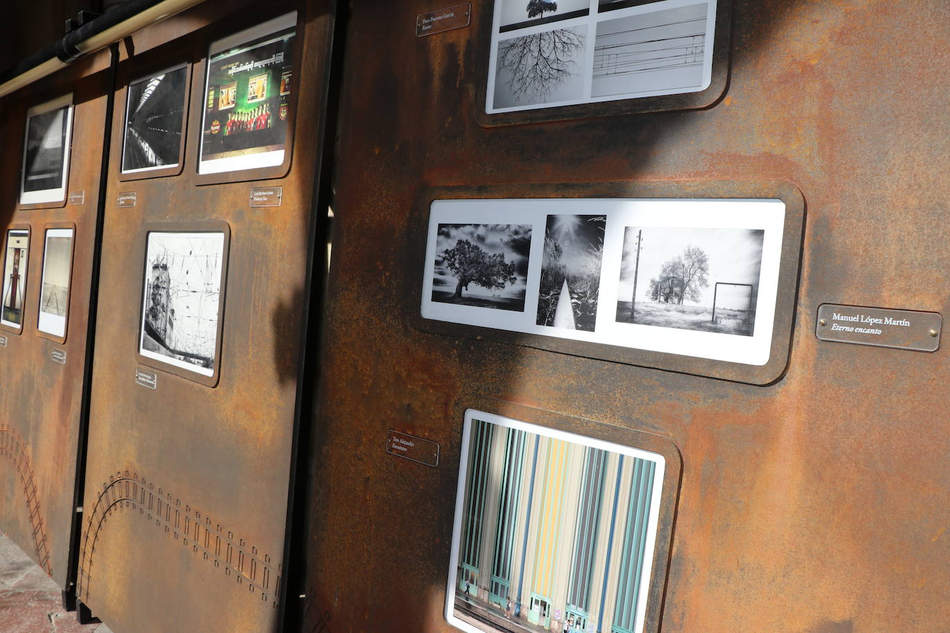 La exposición de las 77 obras finalistas del concurso 'Caminos de Hierro'.