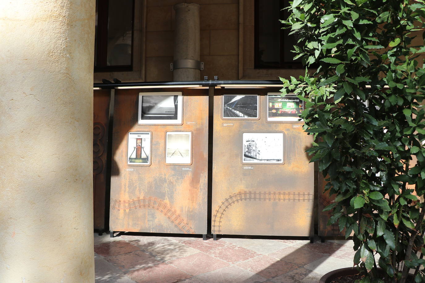 La exposición de las 77 obras finalistas del concurso 'Caminos de Hierro'.