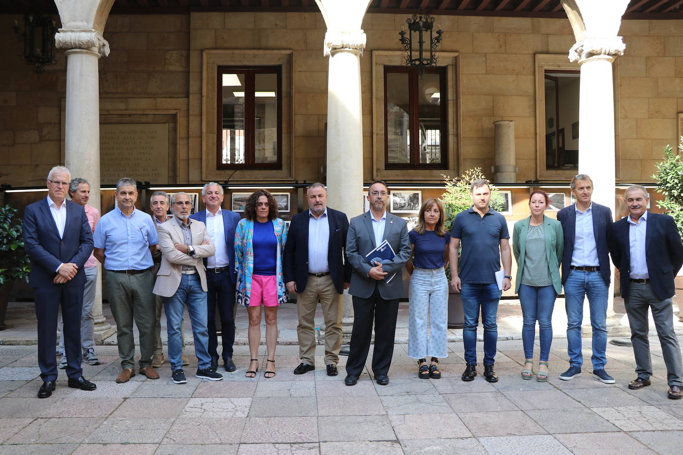 La exposición de las 77 obras finalistas del concurso 'Caminos de Hierro'.