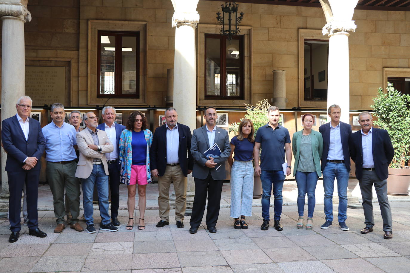 La exposición de las 77 obras finalistas del concurso 'Caminos de Hierro'.