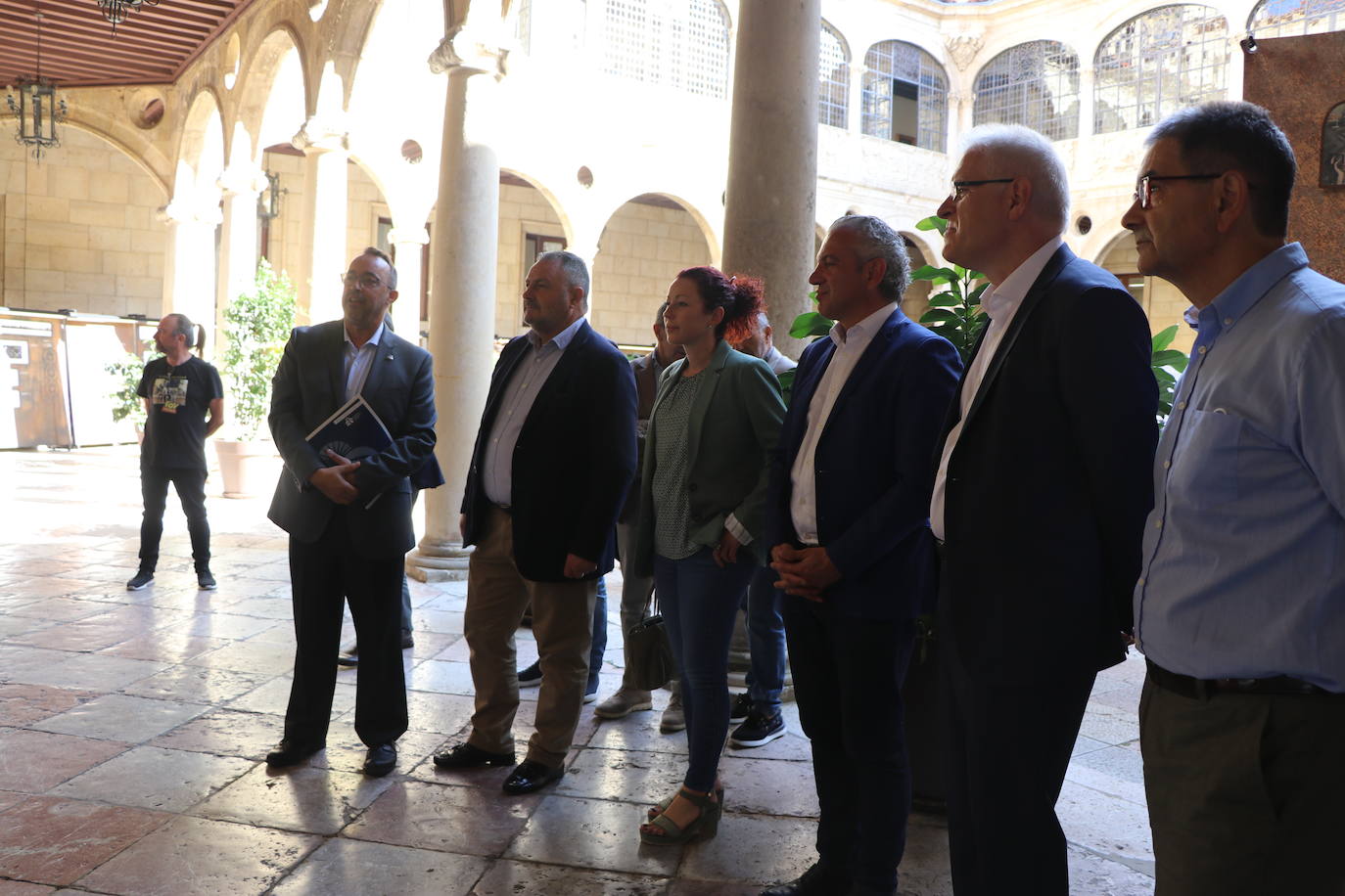 La exposición de las 77 obras finalistas del concurso 'Caminos de Hierro'.