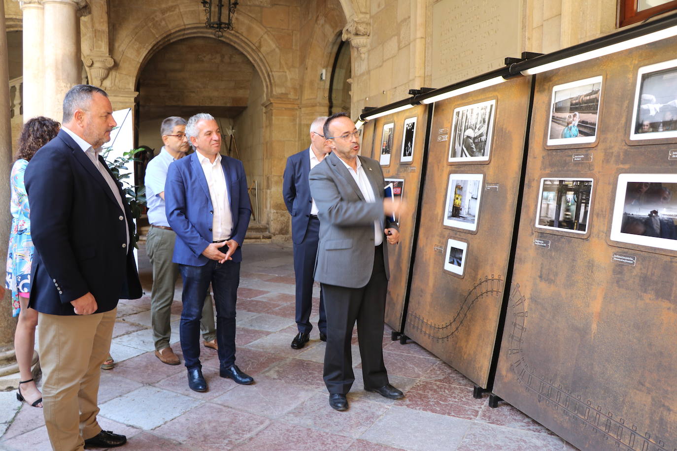 La exposición de las 77 obras finalistas del concurso 'Caminos de Hierro'.