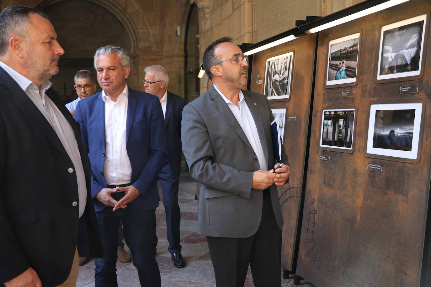 La exposición de las 77 obras finalistas del concurso 'Caminos de Hierro'.
