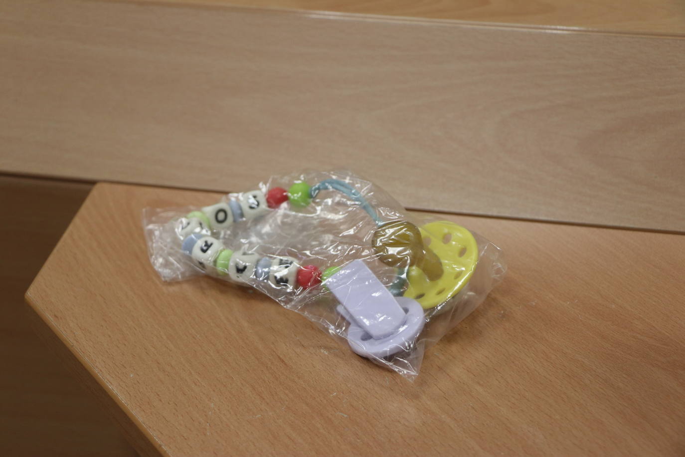 Patinetes, carritos de bebés, chupetes y un sinfín de móviles, carteras y llaves conforman la heterogénea muestra de objetos que los leoneses depositan en la oficina de la Policía Local en San Marcelo con la esperanza de que sus propietarios los recuperen.