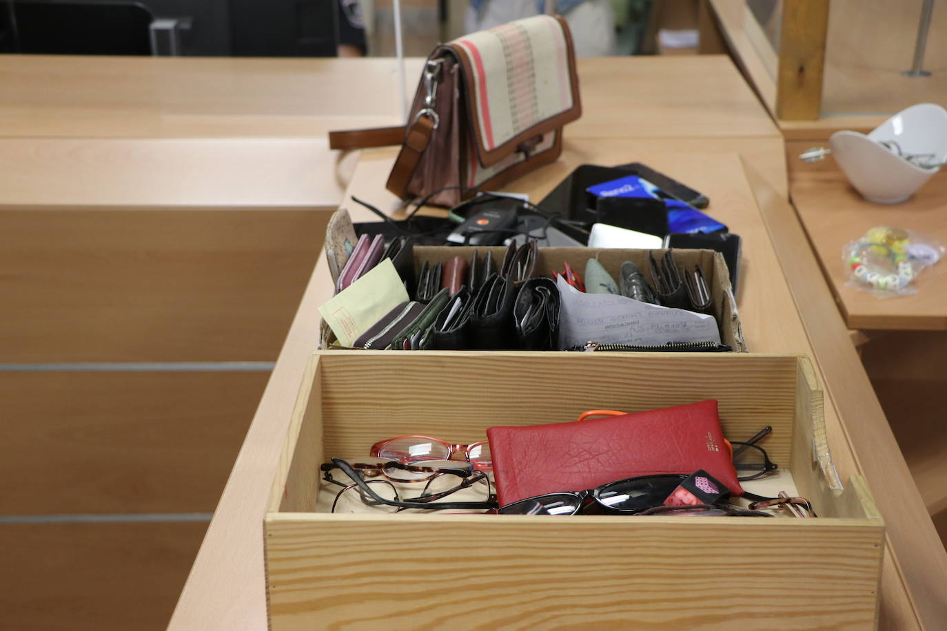 Patinetes, carritos de bebés, chupetes y un sinfín de móviles, carteras y llaves conforman la heterogénea muestra de objetos que los leoneses depositan en la oficina de la Policía Local en San Marcelo con la esperanza de que sus propietarios los recuperen.