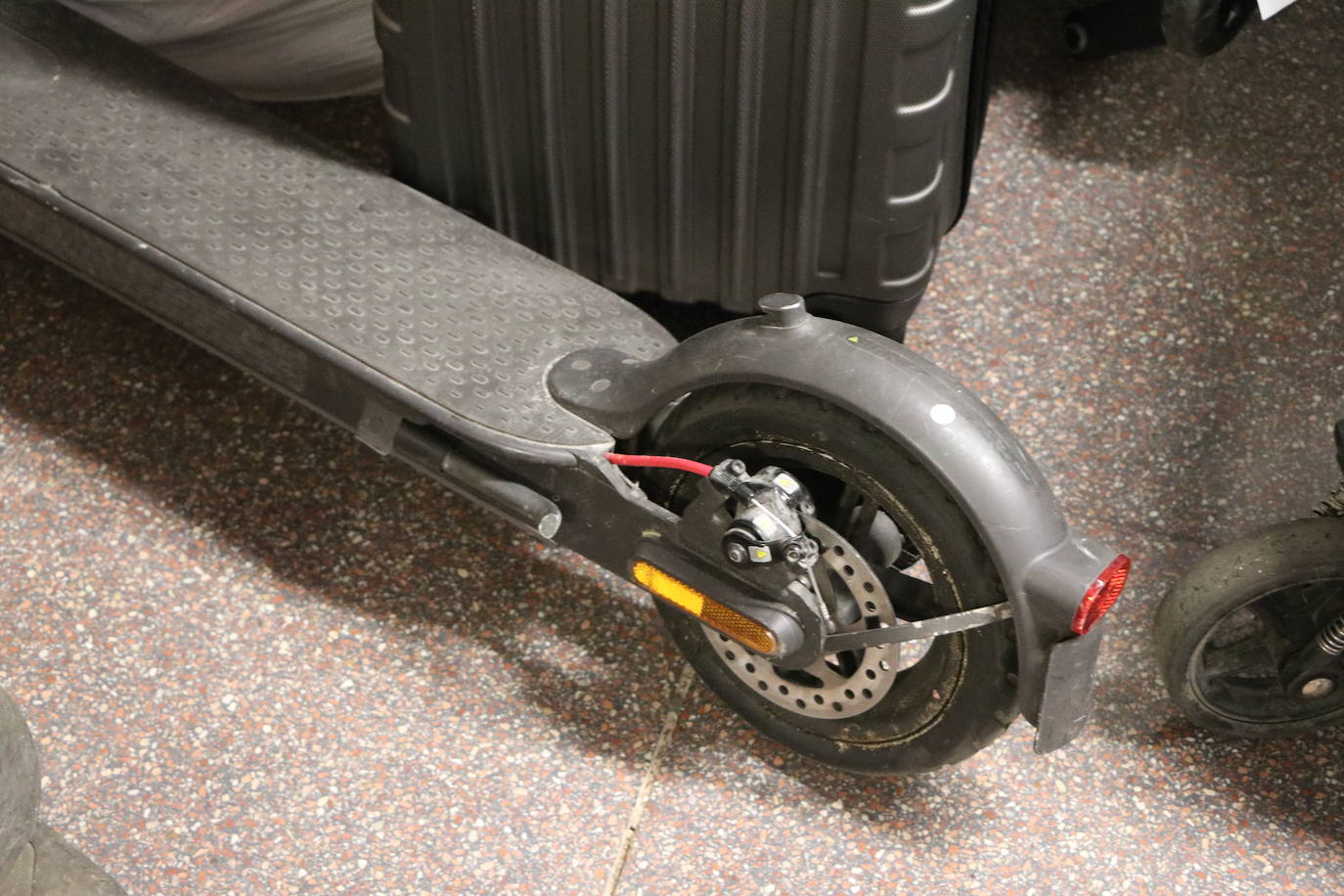 Patinetes, carritos de bebés, chupetes y un sinfín de móviles, carteras y llaves conforman la heterogénea muestra de objetos que los leoneses depositan en la oficina de la Policía Local en San Marcelo con la esperanza de que sus propietarios los recuperen.