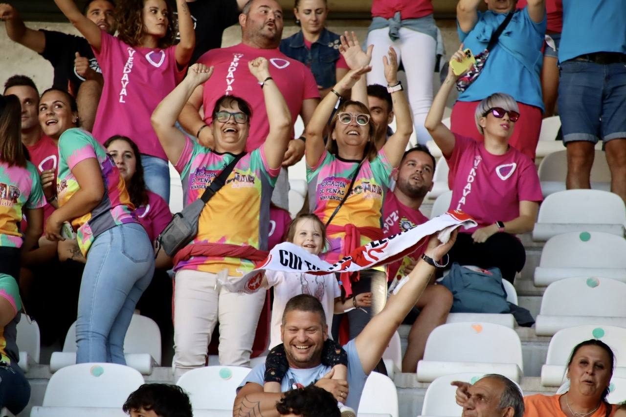 Nunca había ocurrido algo así. Y difícilmente volerá a suceder. A las 21:00 horas (hora catarí) miles de espetadores de Catar se congregaban ante sus televisores: juega su selección, la anfitriona en la Copa del Mundo. Y al otro lado, León, una tierra distante más de 5.000 kilómetros y en la que curiosamente una academia local (Aspire) es la propietaria del club. El fútbol une culturas.