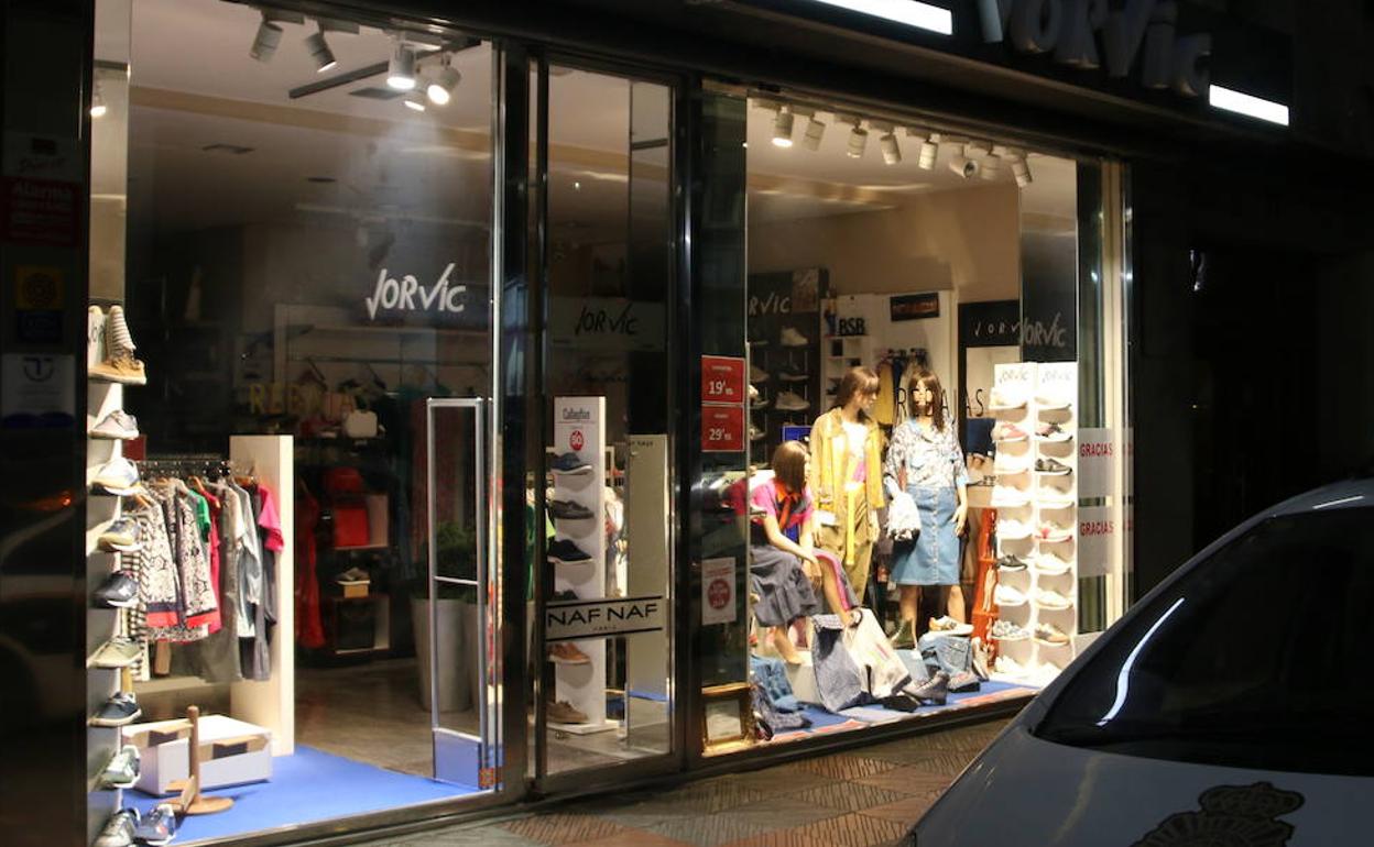 Primer día de la entrada en vigor del decreto de ahorro energético en León ciudad.