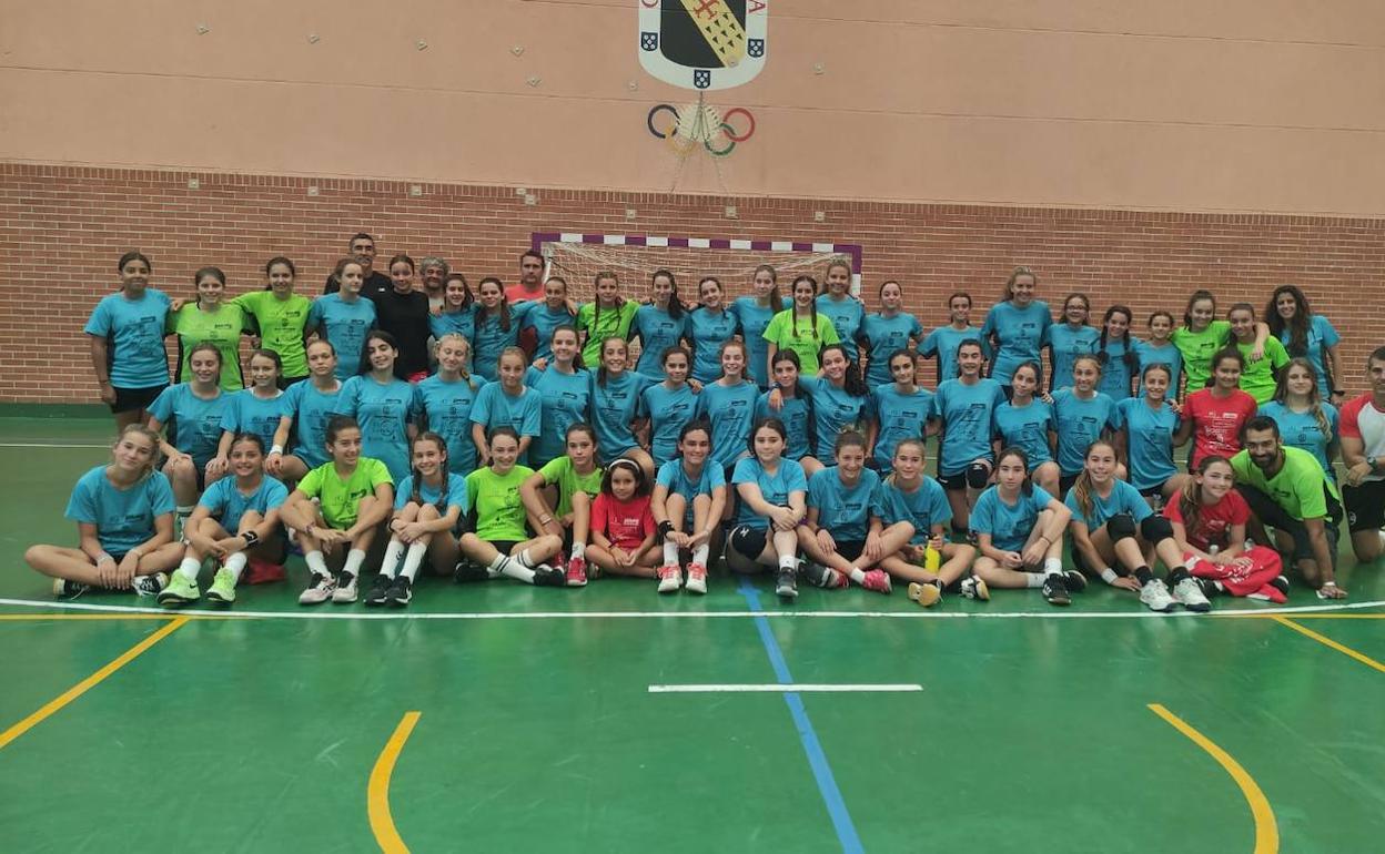 Los equipos cadete e infantil de Balonmano Gijón se entrenaron en el pabellón de deportes Vicente López en Valencia de Don Juan.