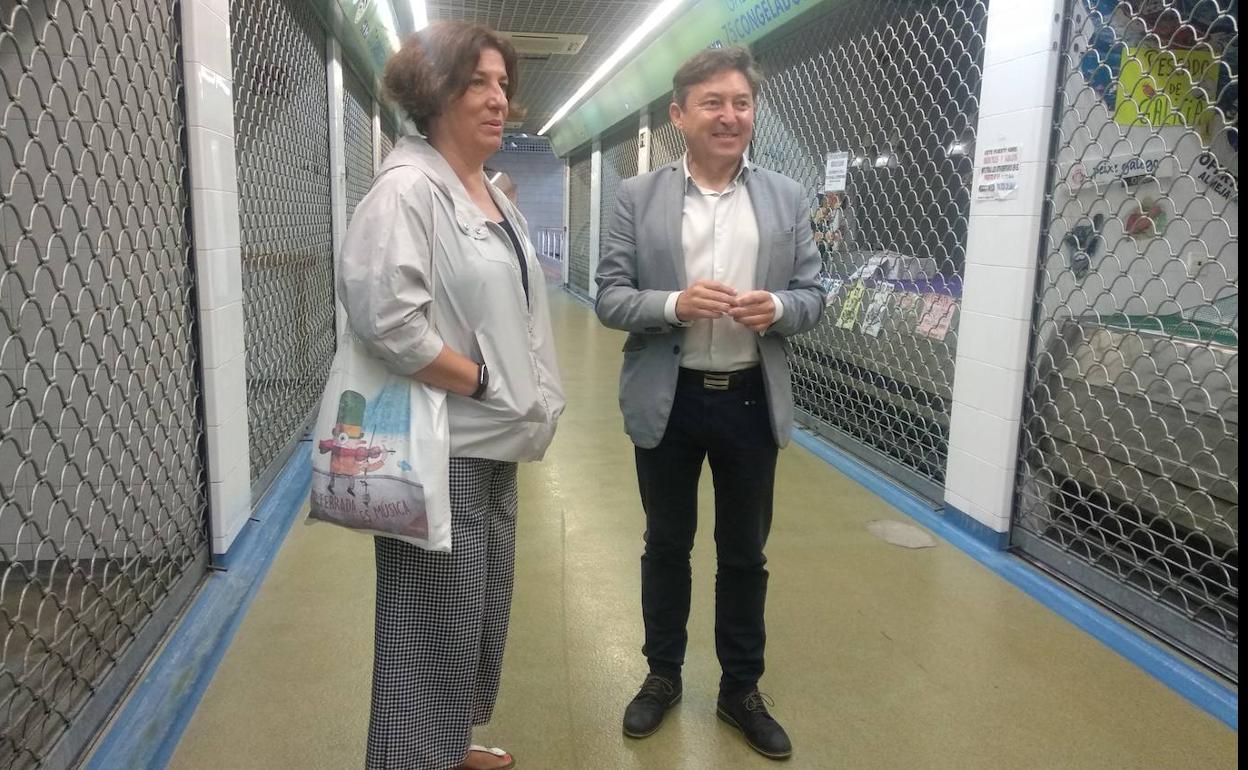 El portavoz municipal de USE Bierzo, Samuel Folgueral, y la edil Cristina López, en el Mercado de Abastos de Ponferrada.