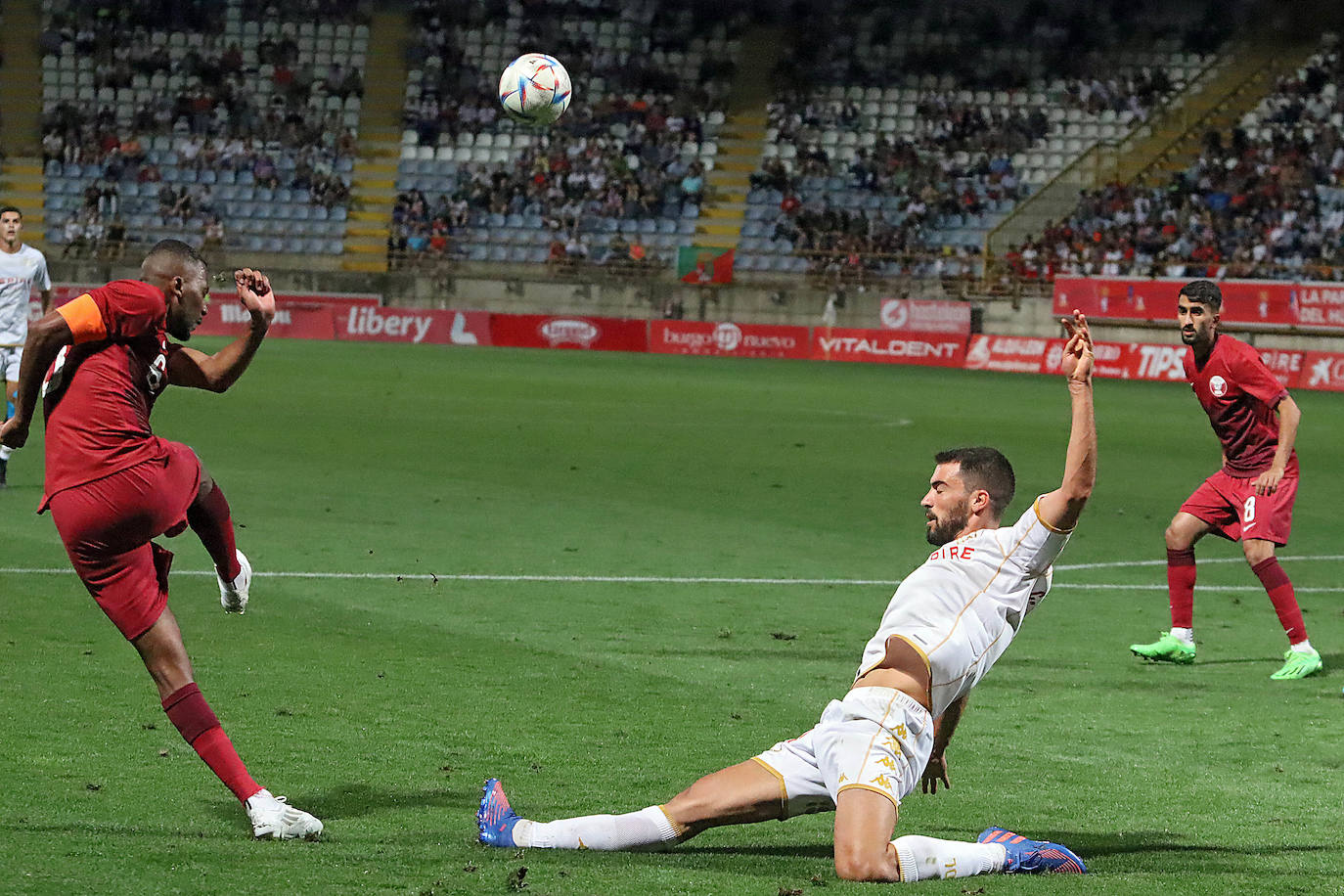 La Cultural disputa un histórico encuentro en el Reino de León ante la selección de Catar. Gran abiente en un duelo entre dos equipos con miras diferentes pero con mucho en común. 