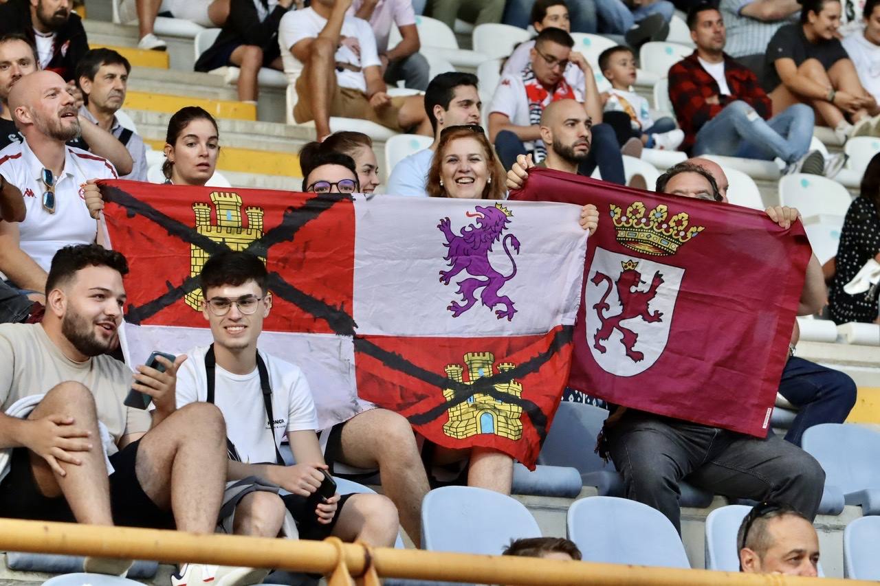 La Cultural disputa un histórico encuentro en el Reino de León ante la selección de Catar. Gran abiente en un duelo entre dos equipos con miras diferentes pero con mucho en común. 