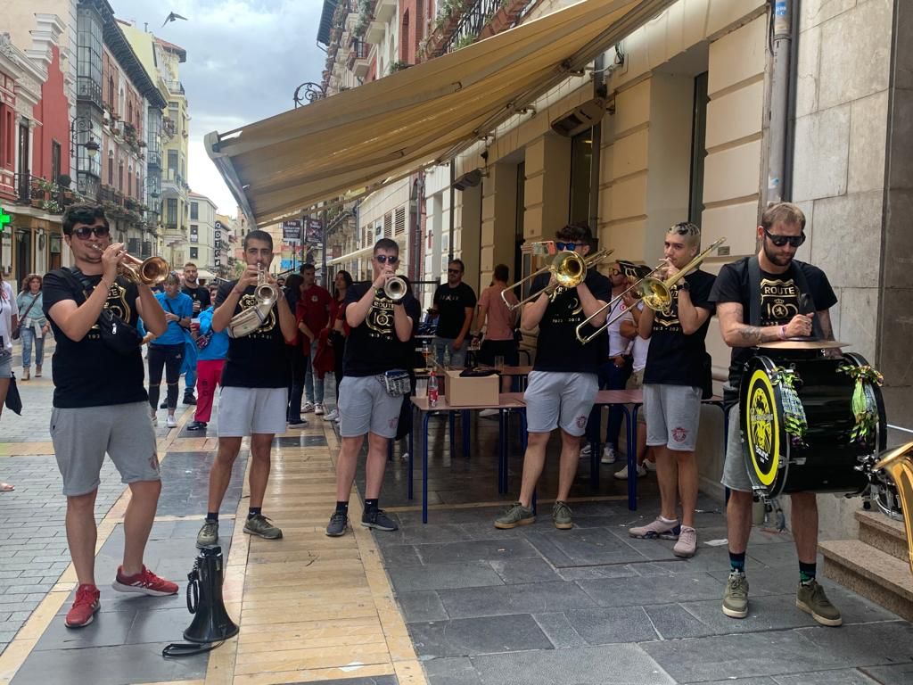 'Ruta 100': cuando la música suena en el corazón de la Cultural. Cientos de jóvenes se suman a la iniciativa de la 'Ruta 100' en la antesala del encuentro ante Catar. Gran ambiente para celebrar un centenario y un partido único.