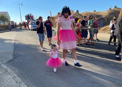 Imagen secundaria 1 - Fantasía, color y mucha diversión en las fiestas de Matadeón de los Oteros