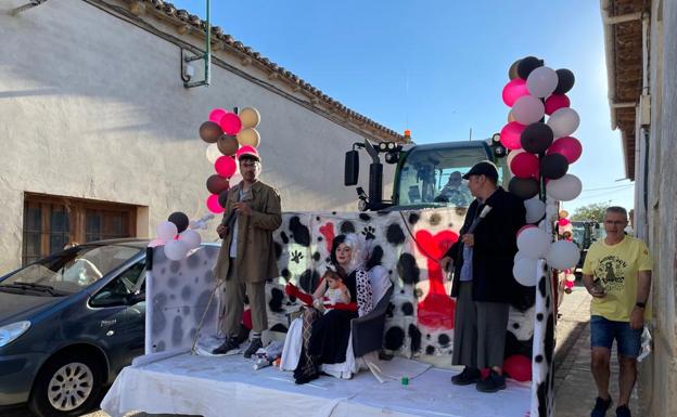 Imagen principal - Fantasía, color y mucha diversión en las fiestas de Matadeón de los Oteros