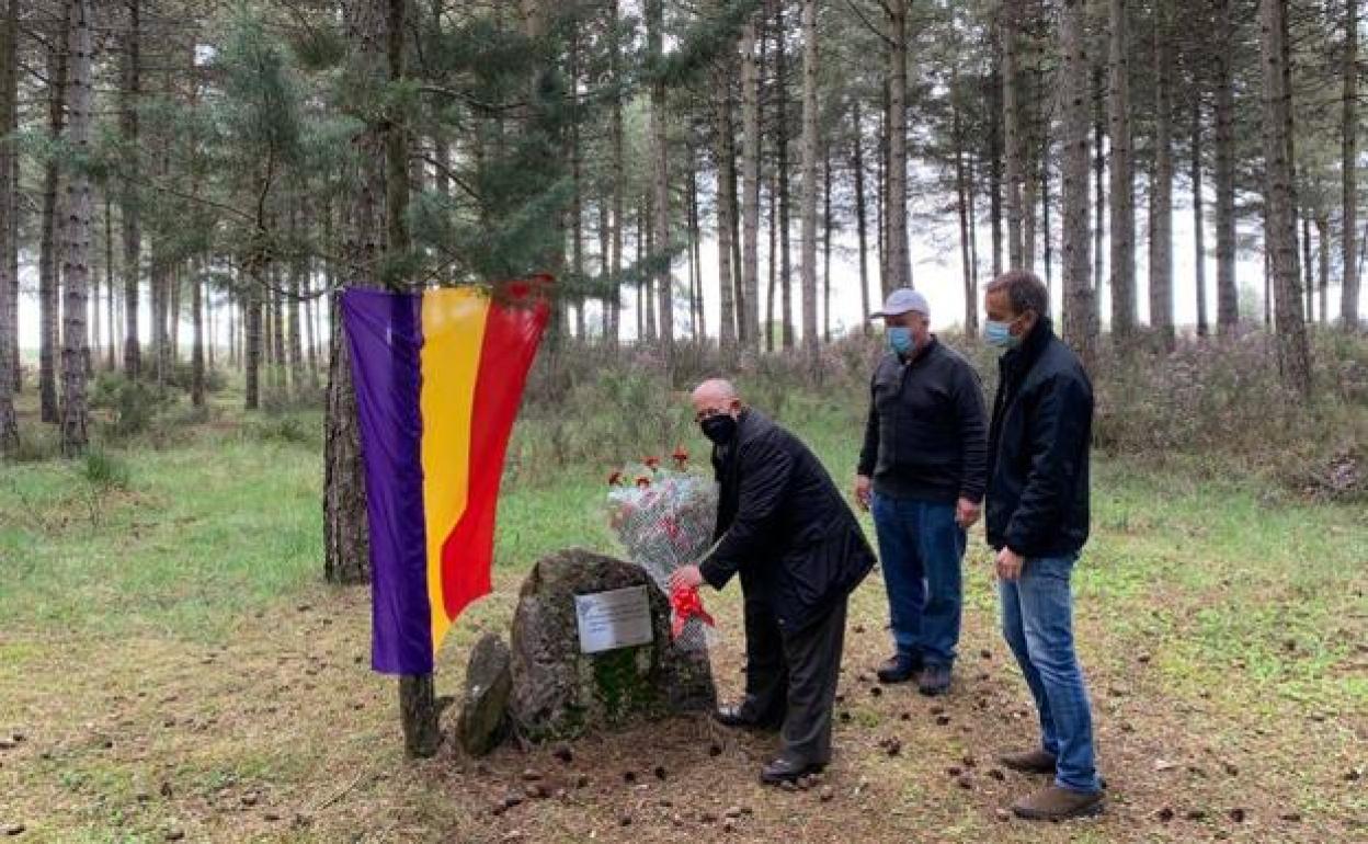 Un monolito en la curva de Magaz recuerda a las víctimas del franquismo.