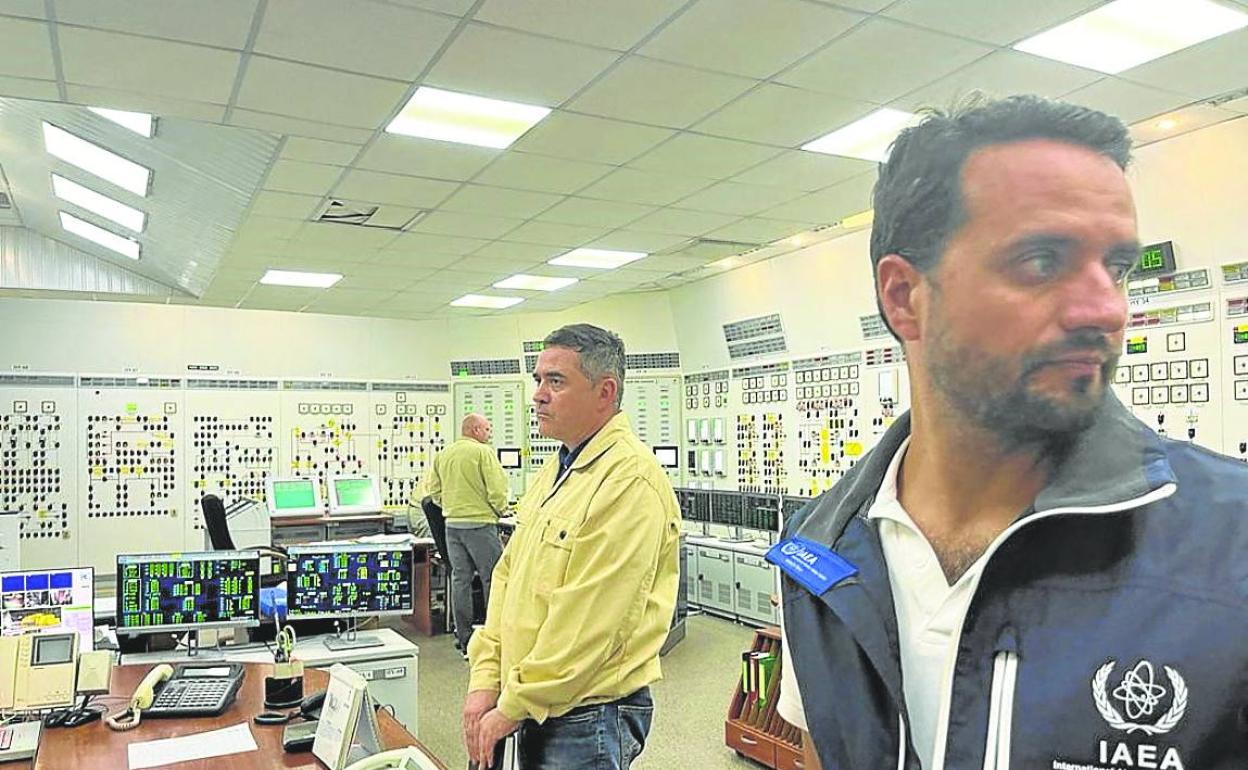 Uno de los expertos del OIEA inspecciona la sala de control de la central nuclear.