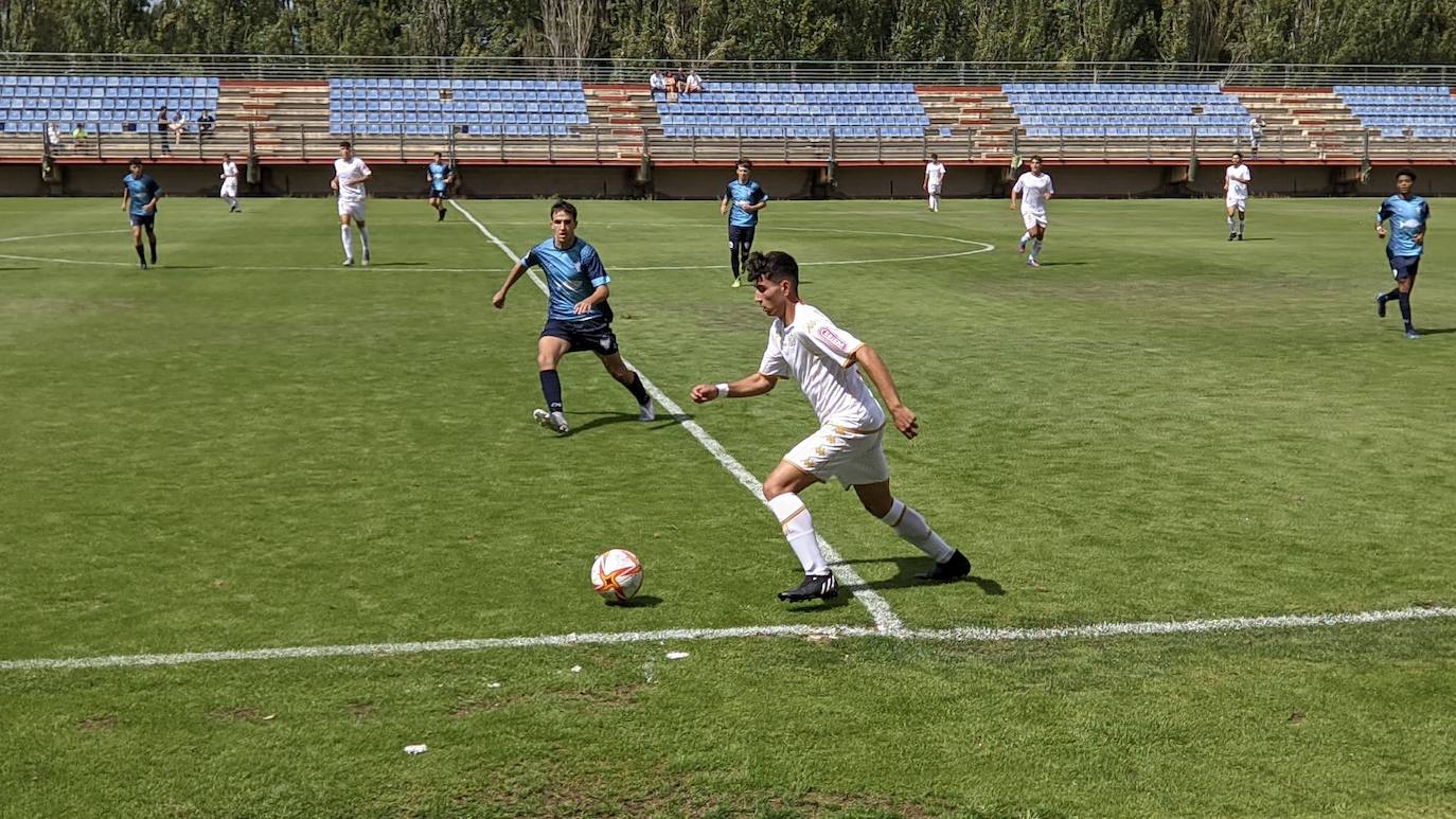 Uno de los instantes de juego del Cultural Leonesa VS Sporting Hortaleza. 