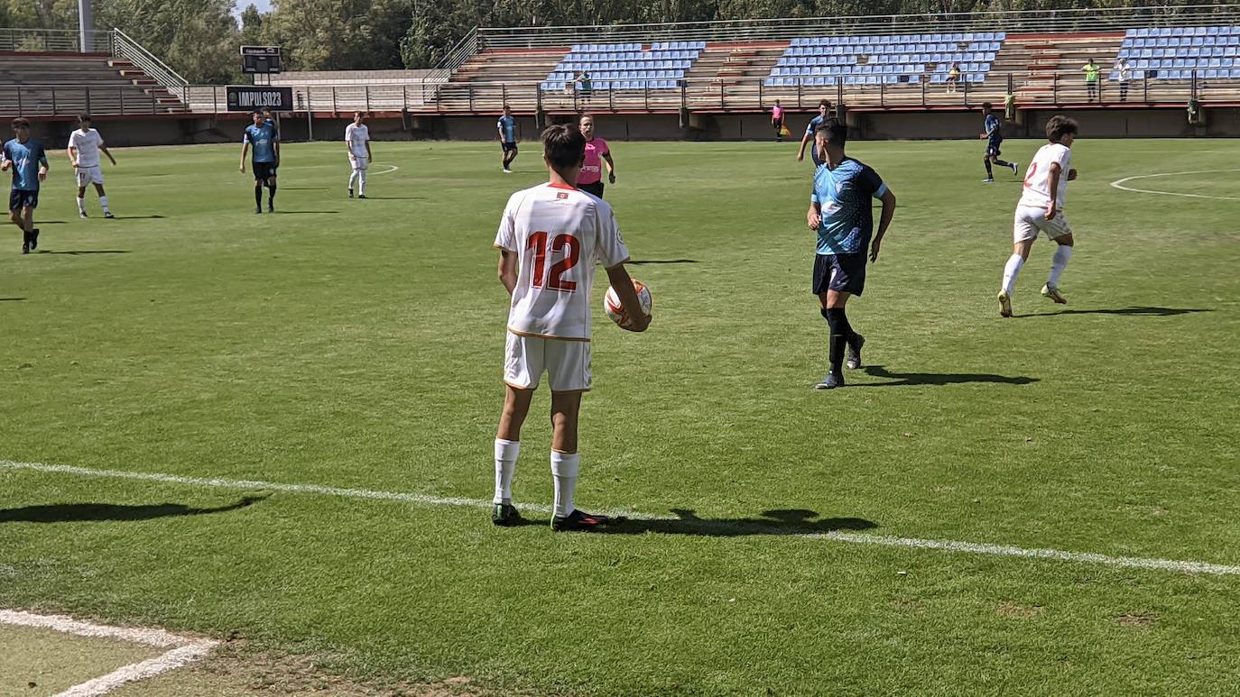 Uno de los instantes de juego del Cultural Leonesa VS Sporting Hortaleza. 