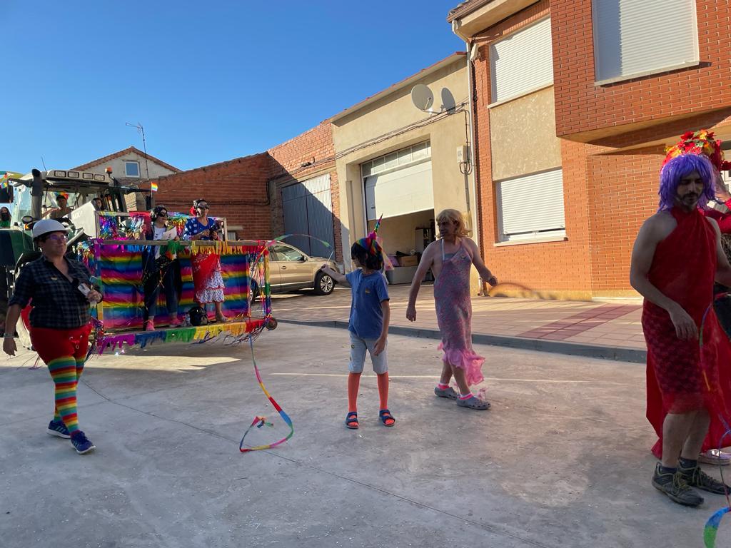 La localidad celebra unas fiestas a la vieja usanza con al vuelta a la normalidad tras la pandemia y recupera sus desfiles de disfraces donde la música y la diversión han marcado la jornada | El MatadeonFest se ha convertido en otra cita ineludible para los amantes de la música el primer fin de semana de septiembre.