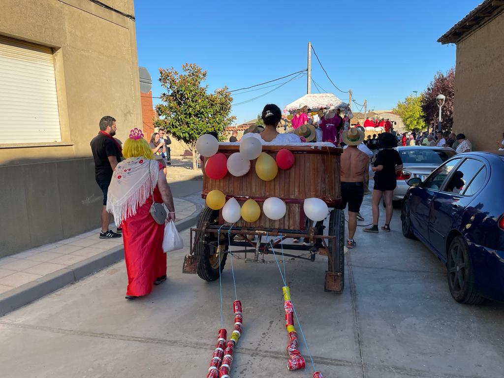 La localidad celebra unas fiestas a la vieja usanza con al vuelta a la normalidad tras la pandemia y recupera sus desfiles de disfraces donde la música y la diversión han marcado la jornada | El MatadeonFest se ha convertido en otra cita ineludible para los amantes de la música el primer fin de semana de septiembre.