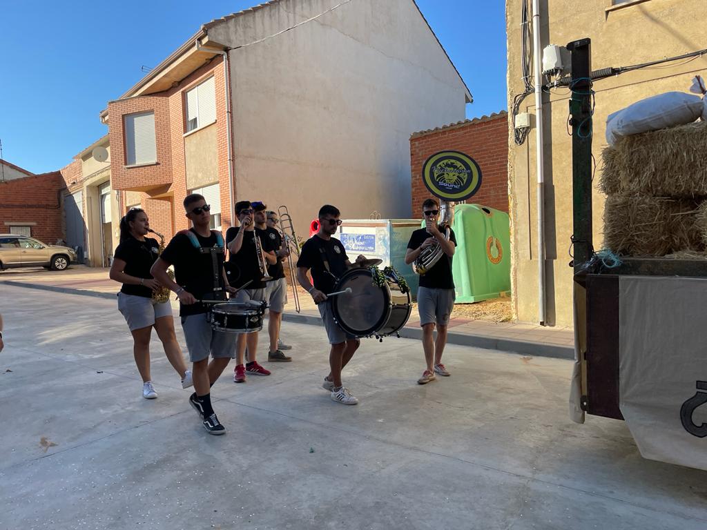 La localidad celebra unas fiestas a la vieja usanza con al vuelta a la normalidad tras la pandemia y recupera sus desfiles de disfraces donde la música y la diversión han marcado la jornada | El MatadeonFest se ha convertido en otra cita ineludible para los amantes de la música el primer fin de semana de septiembre.