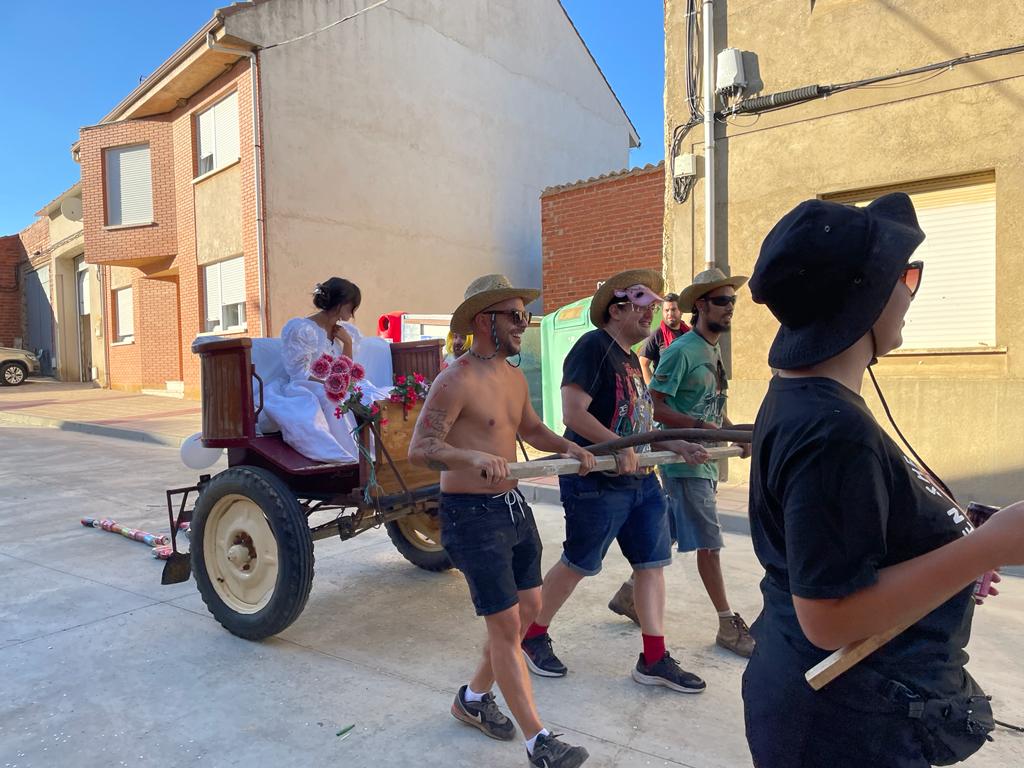 La localidad celebra unas fiestas a la vieja usanza con al vuelta a la normalidad tras la pandemia y recupera sus desfiles de disfraces donde la música y la diversión han marcado la jornada | El MatadeonFest se ha convertido en otra cita ineludible para los amantes de la música el primer fin de semana de septiembre.