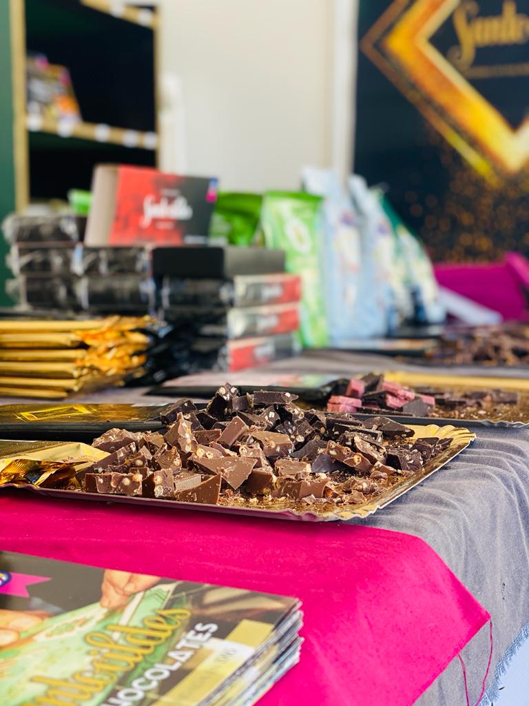 La localidad del Órbigo celebra por todo lo alto la XV edició nde la Feria del Dulce, una cita que vuelve tras la pandemia | Una treintena de expositores hacen las delicias durante este primer fin de semana de septiembre de vecinos y visitantes que disfrutan también de la música, los talleres y las degustaciones 