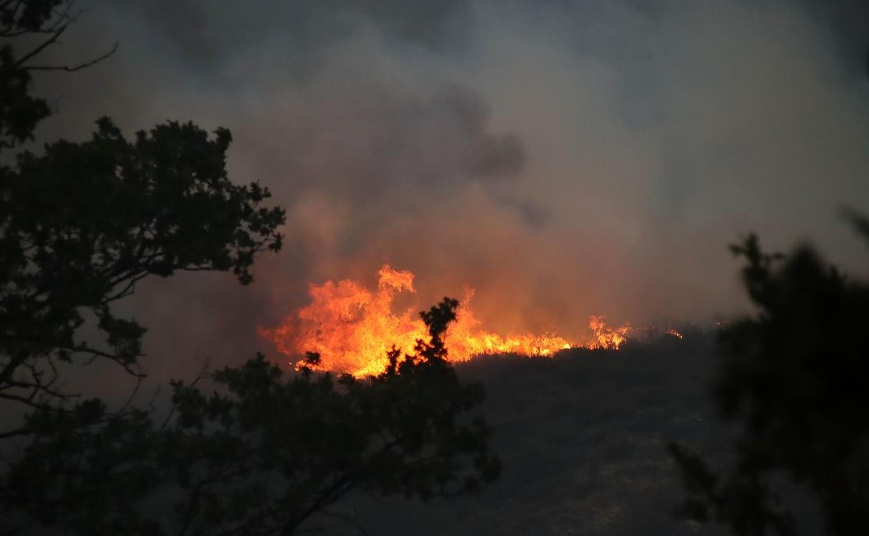 El incendio en el campo de tiro del Teleno lleva activo doce días.