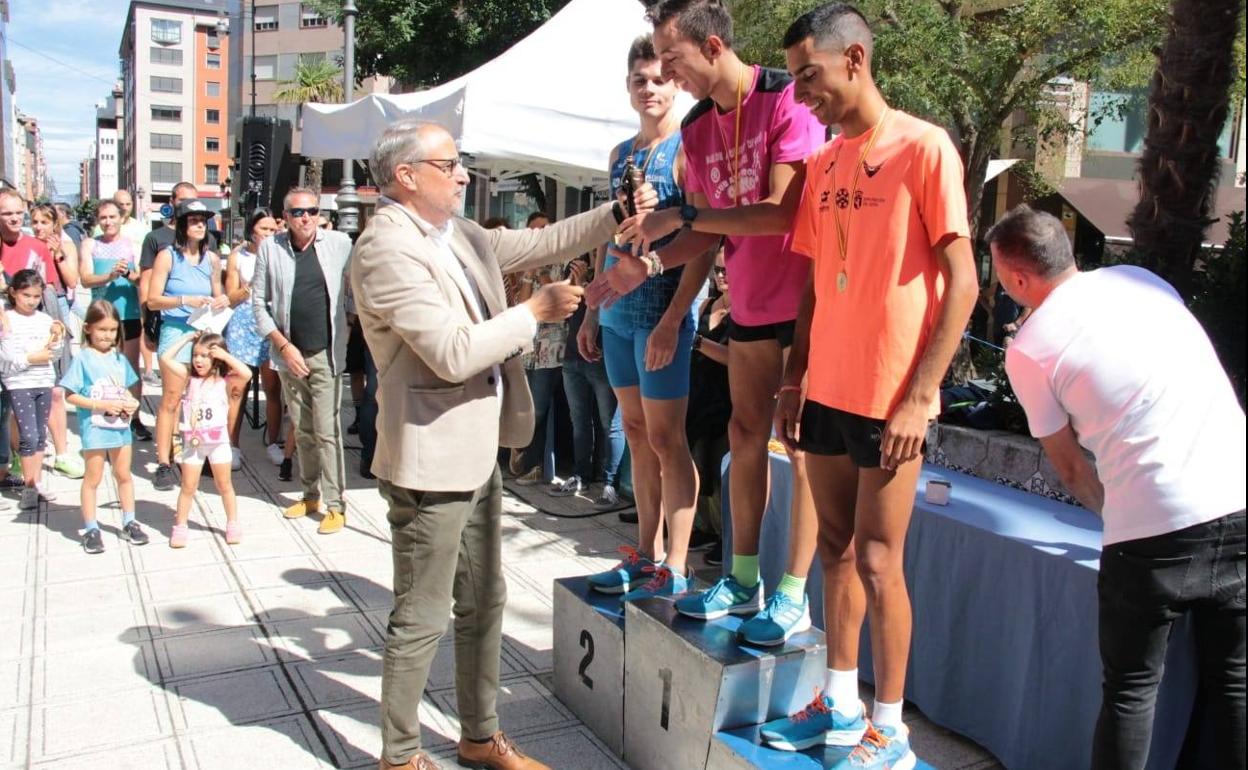 El alcalde de Ponferrada entrega los premios a los ganadores.