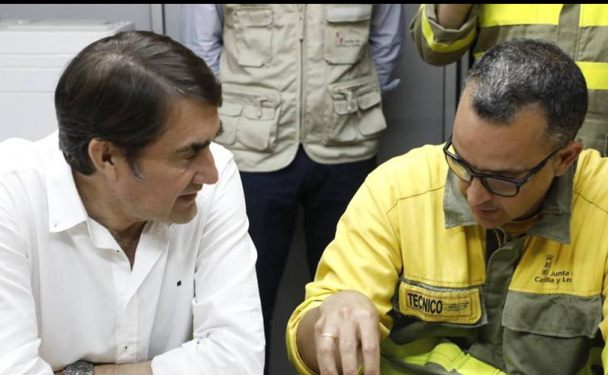 El consejero Juan Carlos Suárez Quiñones en el centro de mando avanzado.