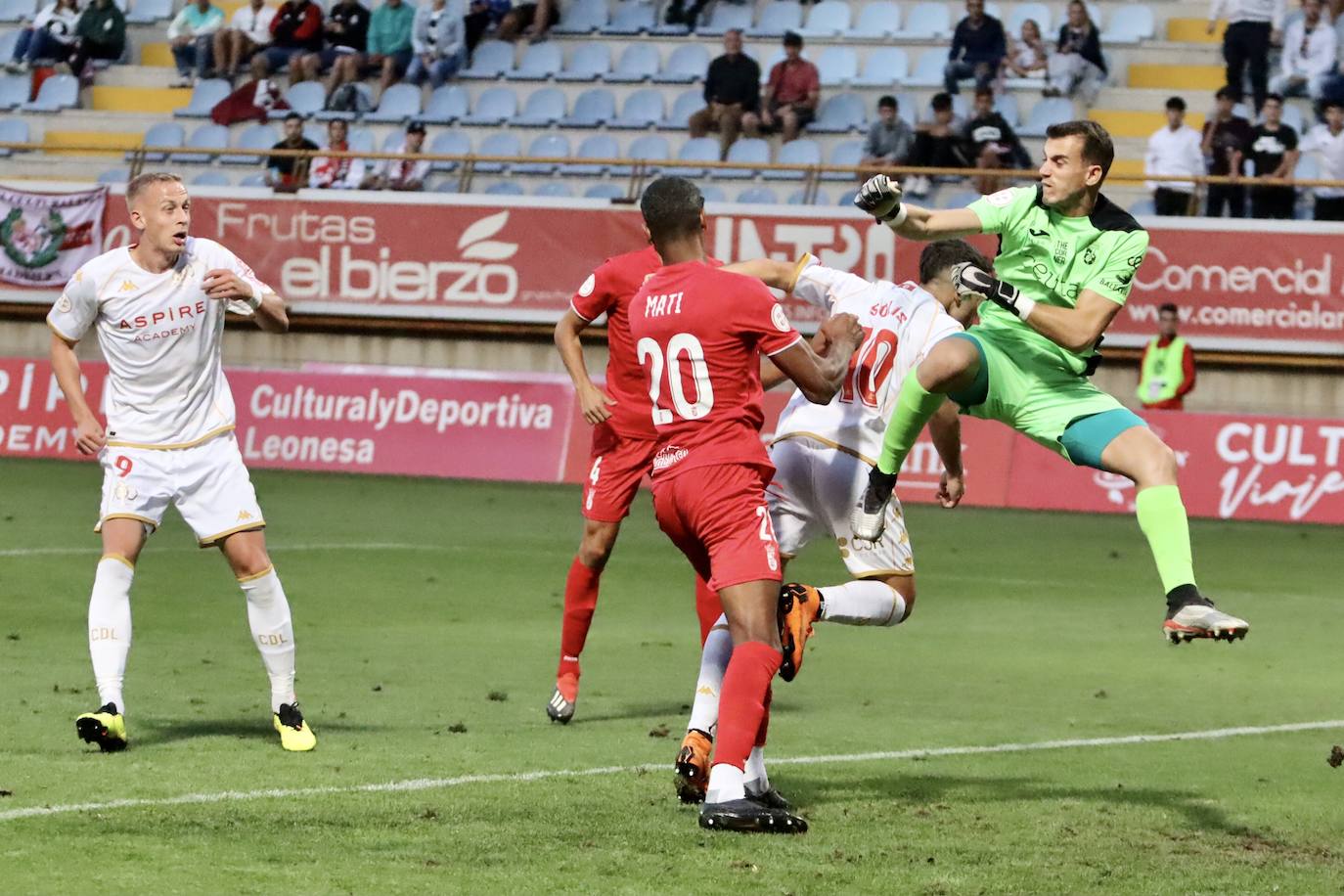 Un instante del partido entre la Cultural y el Ceuta.