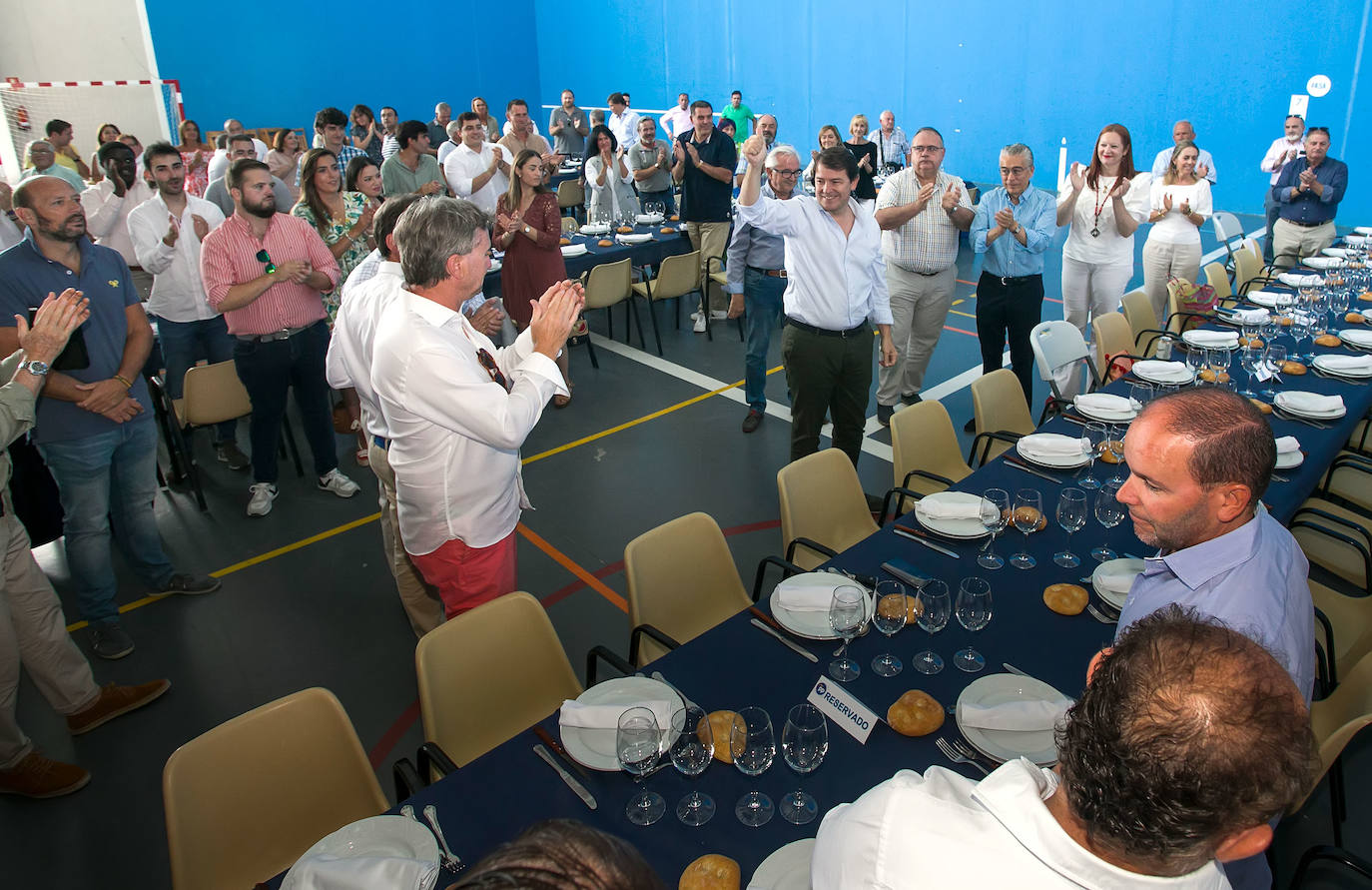 El presidente del PP de Castilla y León, Alfonso Fernández Mañueco, asiste al acto de apertura del curso político del PP de Burgos, junto al presidente provincial de la formación, Borja Suárez, donde comparten una comida con afiliados y simpatizantes.