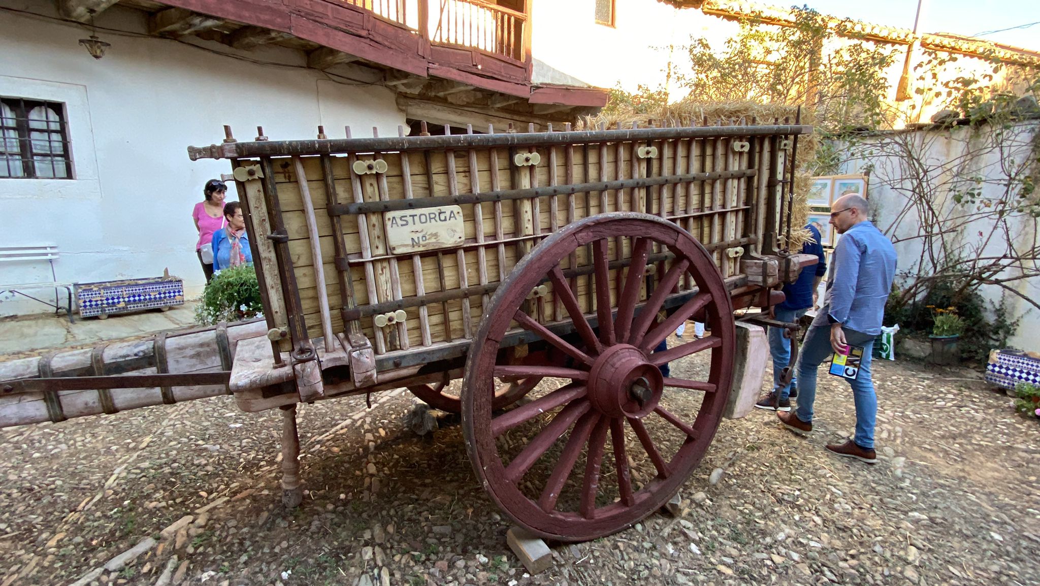 Santa Colomba de Somoza celebra este primer fin de semana de septiembre la IV Feria de la Artesanía 'Patios con Arte' | Medio centenar de artistas presentan sus trabajos en una decena de casas maragatas, símbolo de la arquitectura tradicional de la zona.