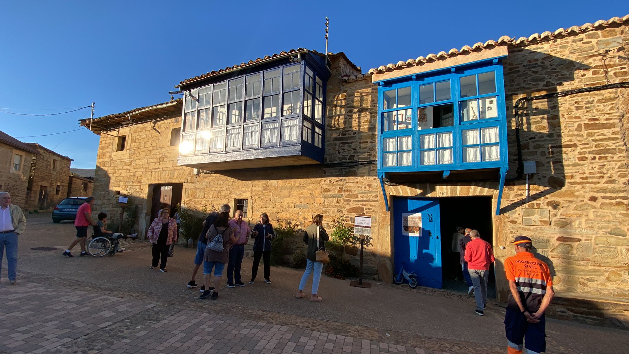 Santa Colomba de Somoza celebra este primer fin de semana de septiembre la IV Feria de la Artesanía 'Patios con Arte' | Medio centenar de artistas presentan sus trabajos en una decena de casas maragatas, símbolo de la arquitectura tradicional de la zona.