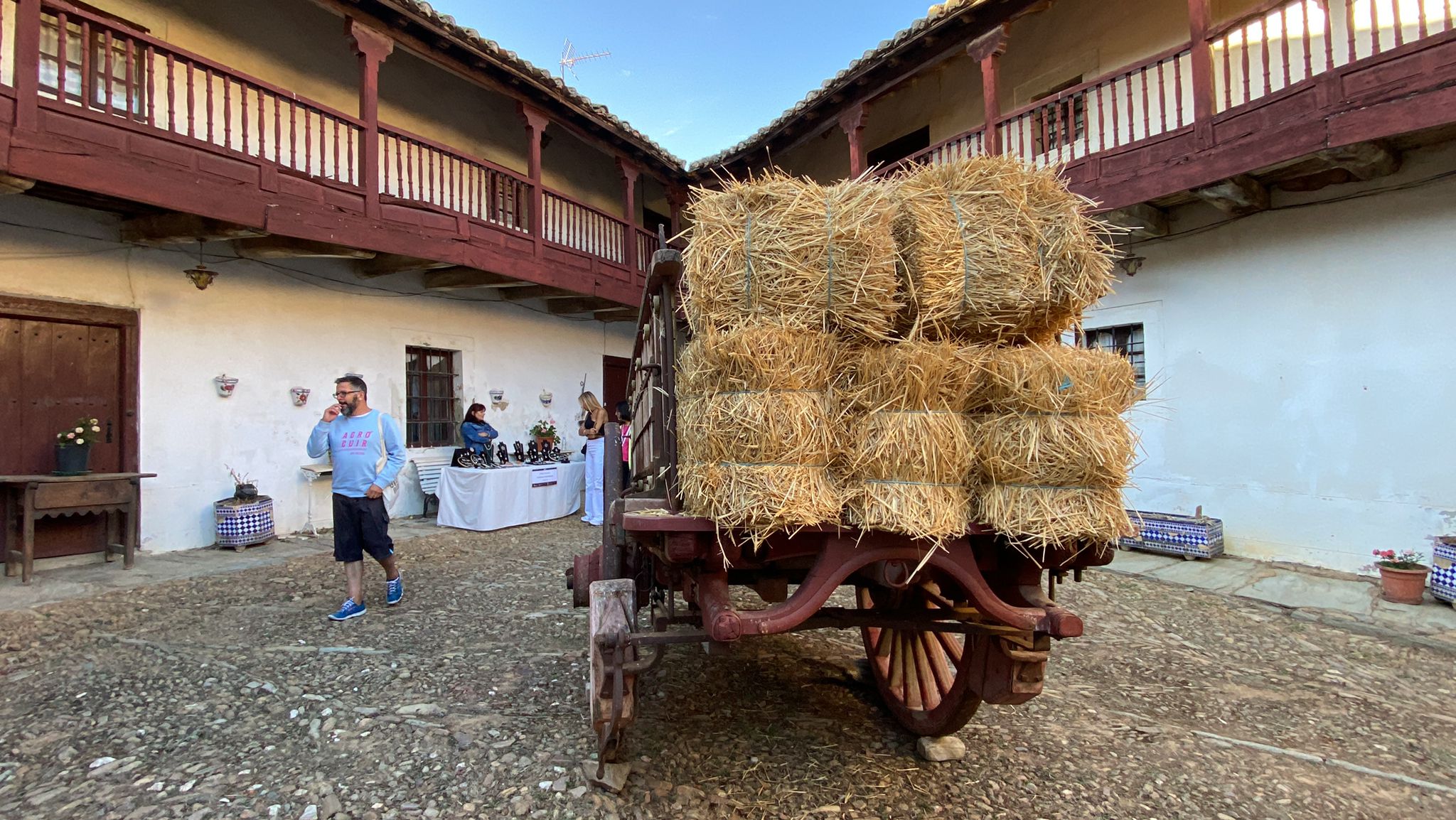 Santa Colomba de Somoza celebra este primer fin de semana de septiembre la IV Feria de la Artesanía 'Patios con Arte' | Medio centenar de artistas presentan sus trabajos en una decena de casas maragatas, símbolo de la arquitectura tradicional de la zona.