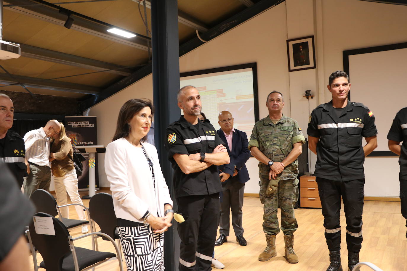 La ministra de Defensa descarta cerrar el campo de El Teleno: «El cambio climático está influyendo mucho en los incendios». Margarita Robles visita el V Batallón de la UME en la base militar leonesa de Conde Gazola: «Quiero poner en valor lo orgullosos que nos sentimos de la UME. León es una ciudad y una provincia para España, que hace muy grande nuestro país». 