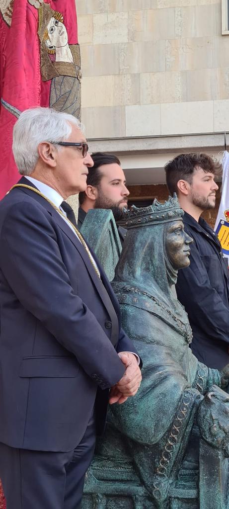 Este sábado la localidad inauguraba una estatua en honor a la reina cuando se cumplen 900 años de la creación del Señorío Eclesiástico de Villadangos | El autor de la escultura, Christian Vega Llamazares, estuvo acompañado en la puesta de largo por la Muy Ilustre, Real e Imperial Cofradía del Milagroso Pendón de San Isidoro.