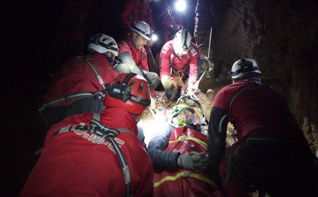 Imagen principal - Un grupo de militares de la UME de León participa en un ejercicio de rescate en cuevas