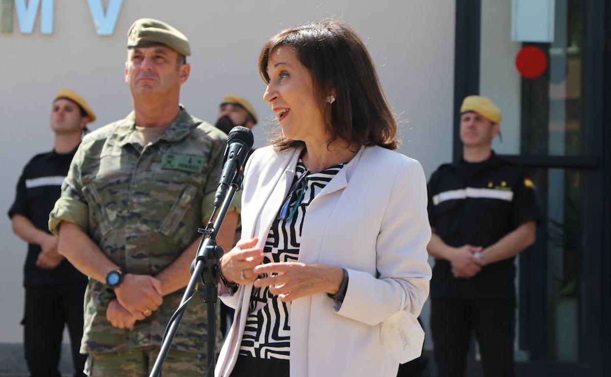 Margarita Robles, ministra de Defensa, en la Base Militar Conde Gazola de León.