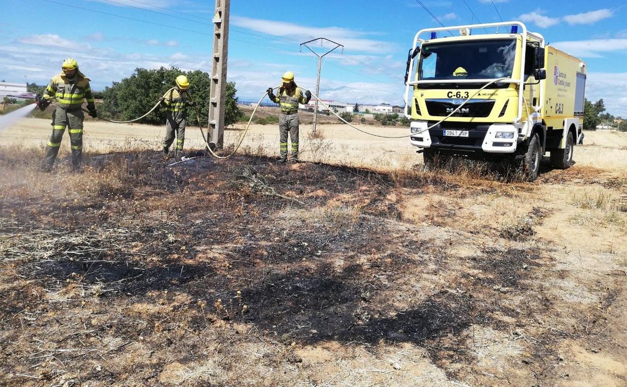 Incendio en terrenos del municipio de Villaquilambre. En la imagen, los equipos de extinción en la zona.