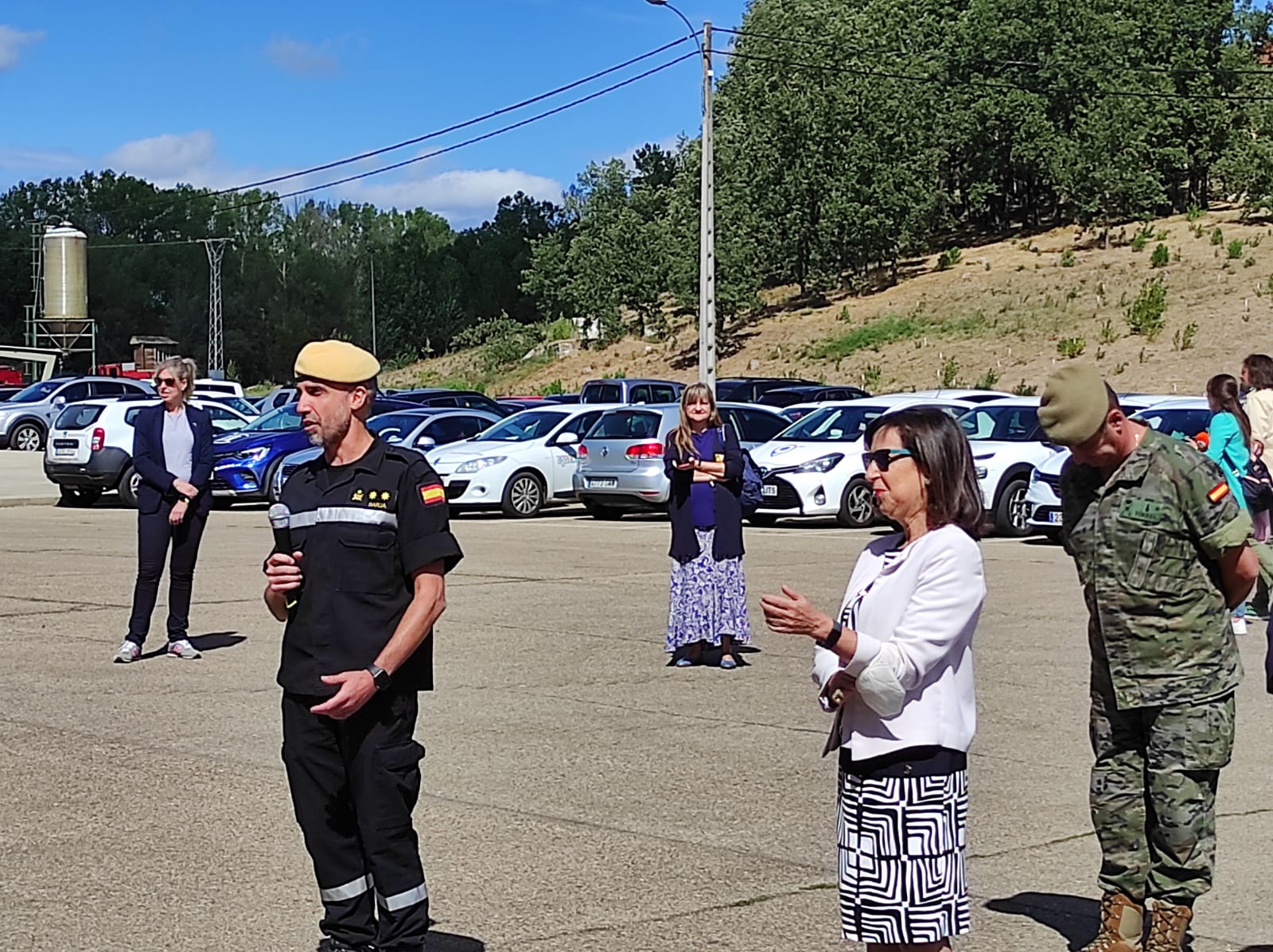 La ministra de Defensa descarta cerrar el campo de El Teleno: «El cambio climático está influyendo mucho en los incendios». Margarita Robles visita el V Batallón de la UME en la base militar leonesa de Conde Gazola: «Quiero poner en valor lo orgullosos que nos sentimos de la UME. León es una ciudad y una provincia para España, que hace muy grande nuestro país». 