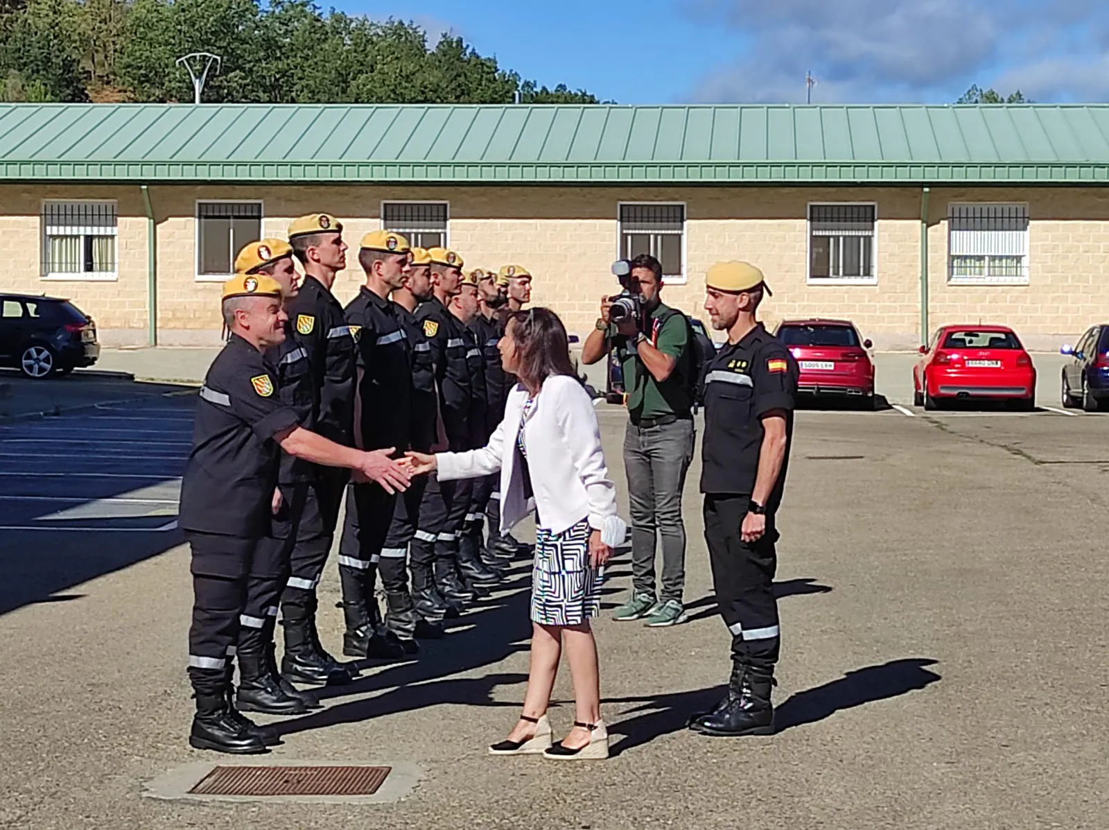 La ministra de Defensa descarta cerrar el campo de El Teleno: «El cambio climático está influyendo mucho en los incendios». Margarita Robles visita el V Batallón de la UME en la base militar leonesa de Conde Gazola: «Quiero poner en valor lo orgullosos que nos sentimos de la UME. León es una ciudad y una provincia para España, que hace muy grande nuestro país». 