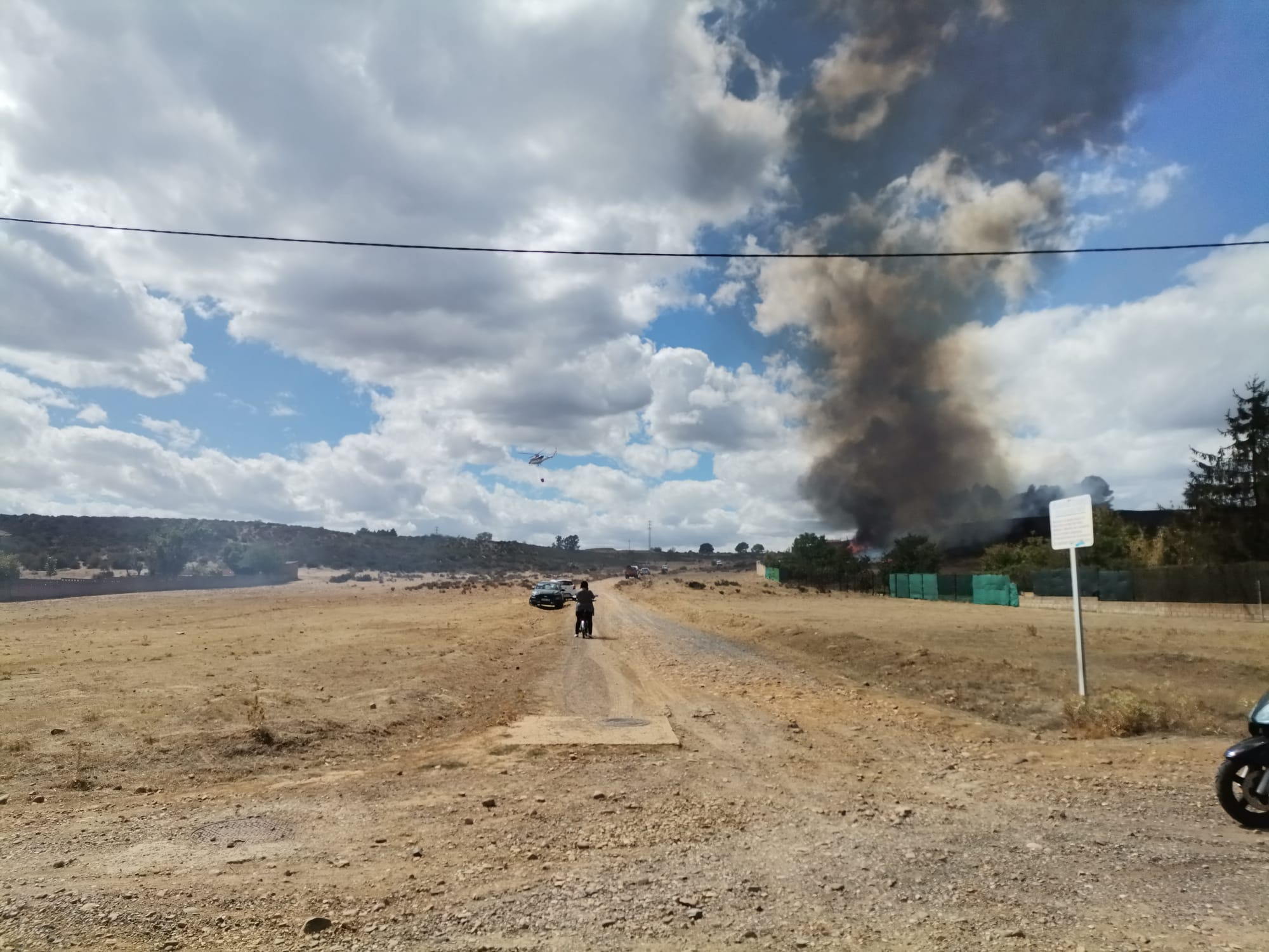 El incendio se originaba pasadas las 14.00 horas y dos dotaciones de bomberos de León trabajan en la zona.