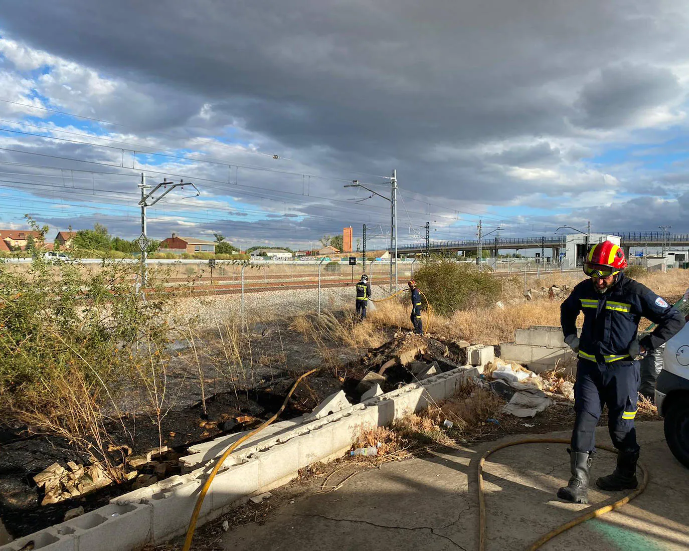 Los bomberos extinguen un incendio declarado en el polígono de Onzonilla