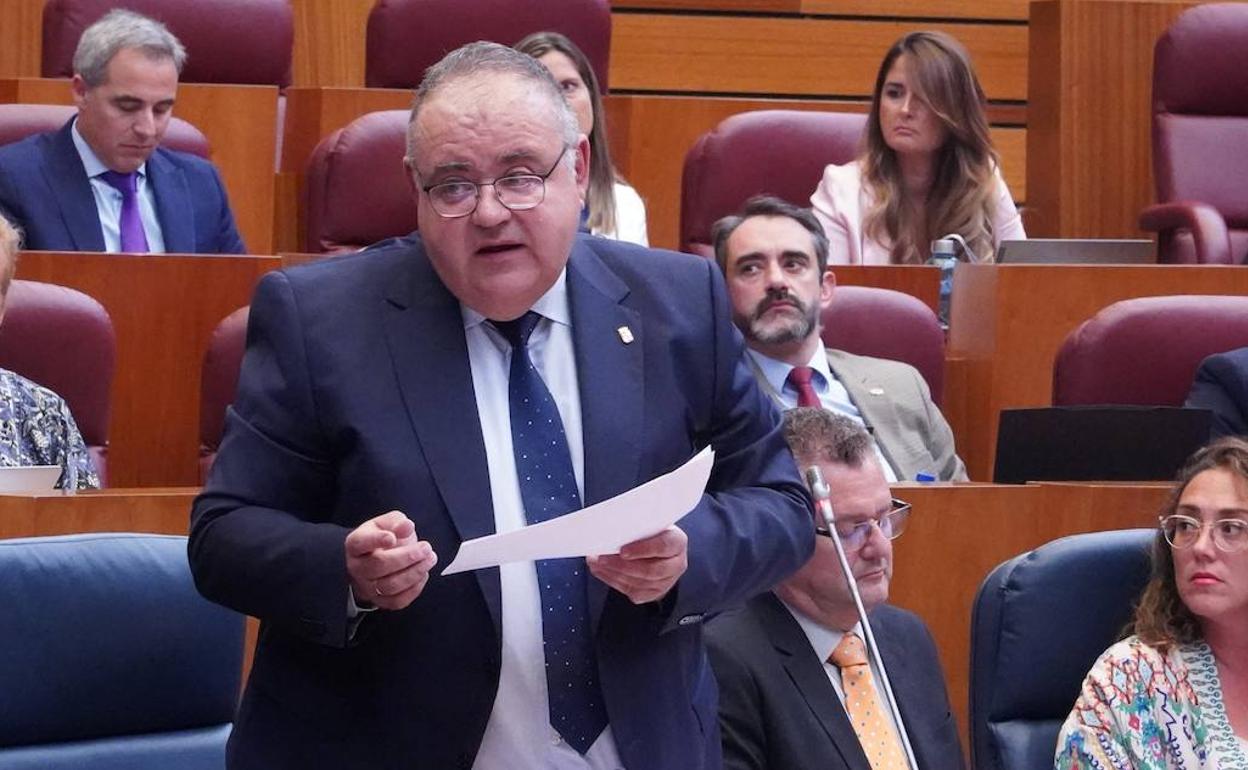 El consejero de Sanidad, Alejandro Vázquez, en el pleno de las Cortes de este martes.