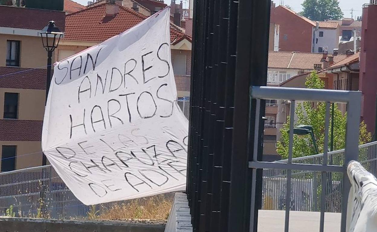 Pancartas de protesta contra la integración ferroviaria en el municipio de San Andrés del Rabanedo. 