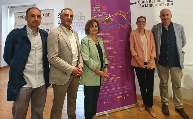 La concejala de Cultura del Ayuntamiento de León, Evelia Fernández, presenta la programación del 35º Festival de Música Española acompañada de Inmaculada Martínez Merino, directora general de Políticas Culturales de la Consejería de Cultura de la Junta, Isidoro Martínez Marín, vicerrector de Responsabilidad Cultural de la Universidad de León, y Miguel Fernández Llamazares, director del Festival. 